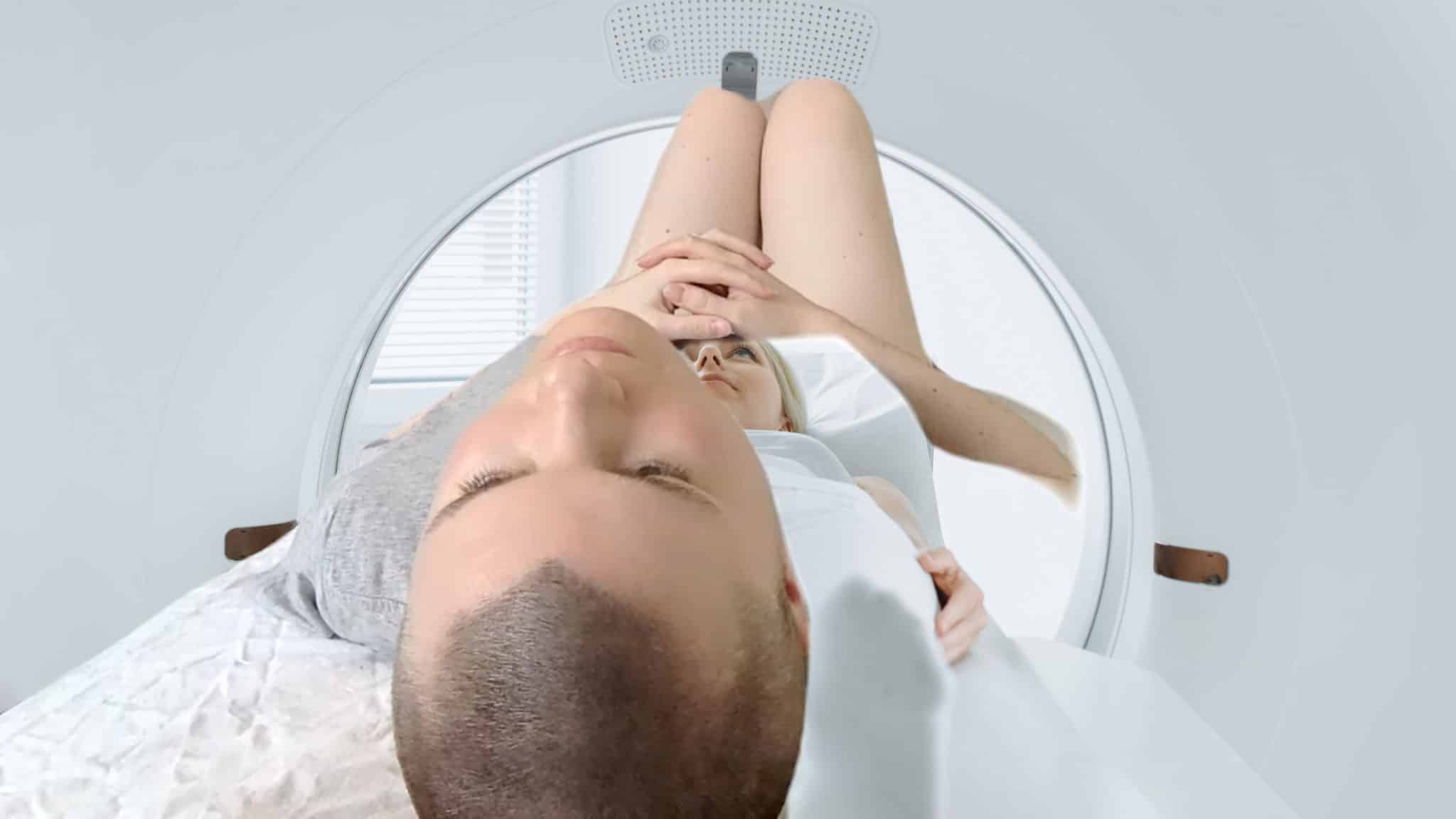 Subserotic Bulge (2021/2023) by Flis Holland, video still. A white person using a photo of an MRI scanner as a virtual background.