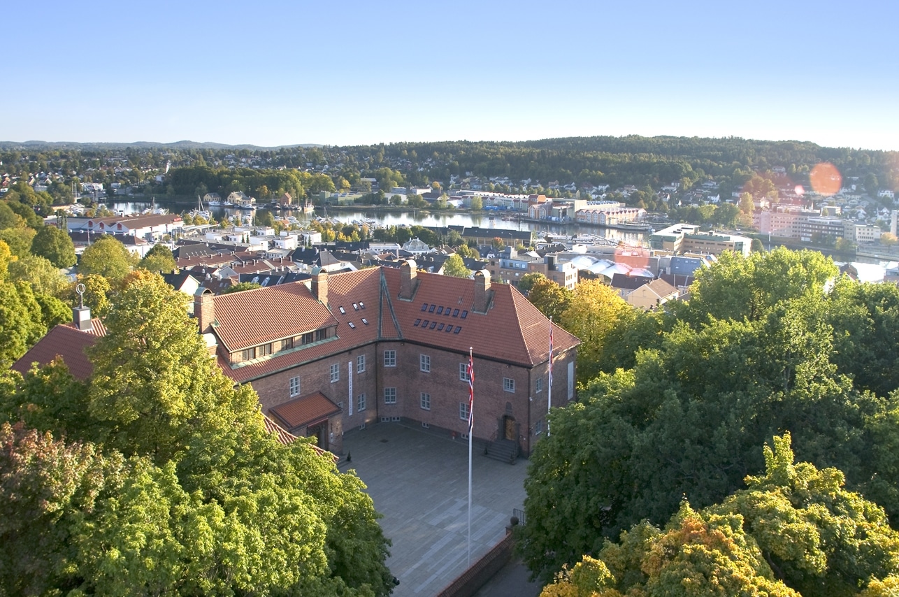 Overview of the town Tønsberg. Haugar kunstmuseum in the centre with trees on the sides. Housing area in the background.