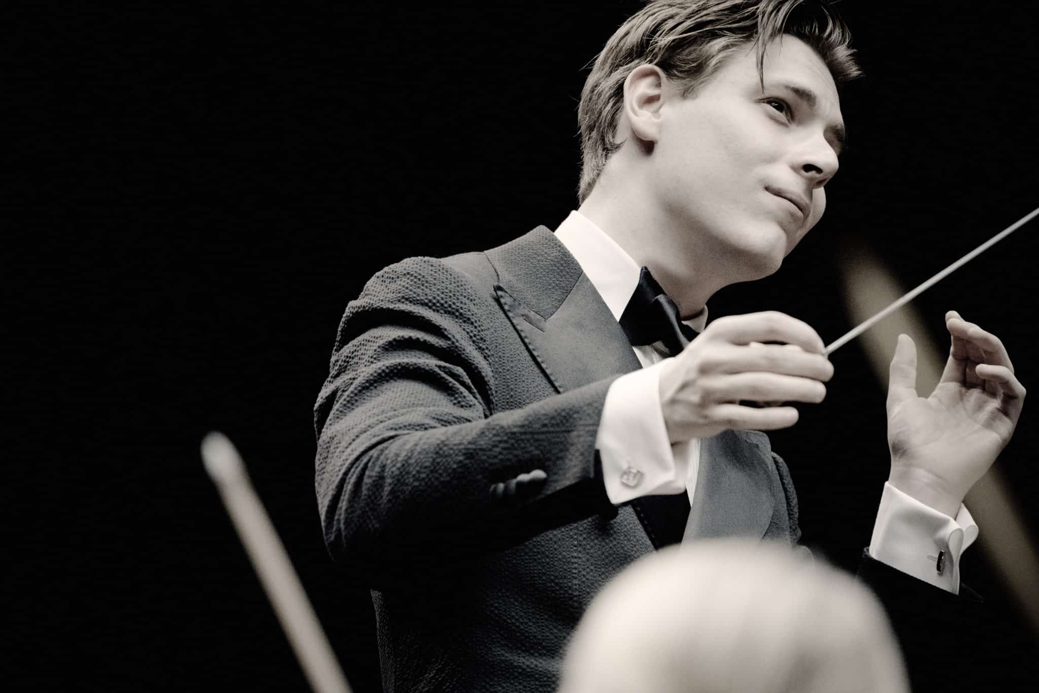 Conductor Klaus Mäkelä performing