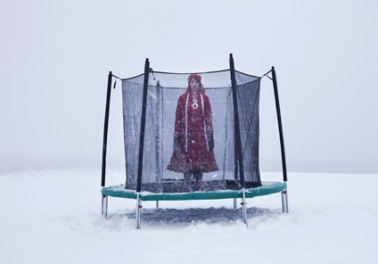 kvinne som står på trampoline